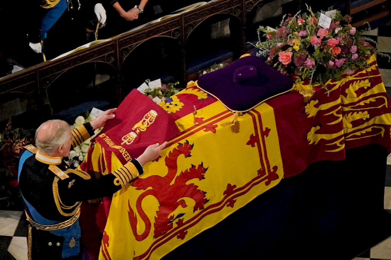 英國女王安葬溫莎城堡 與王夫相伴長眠