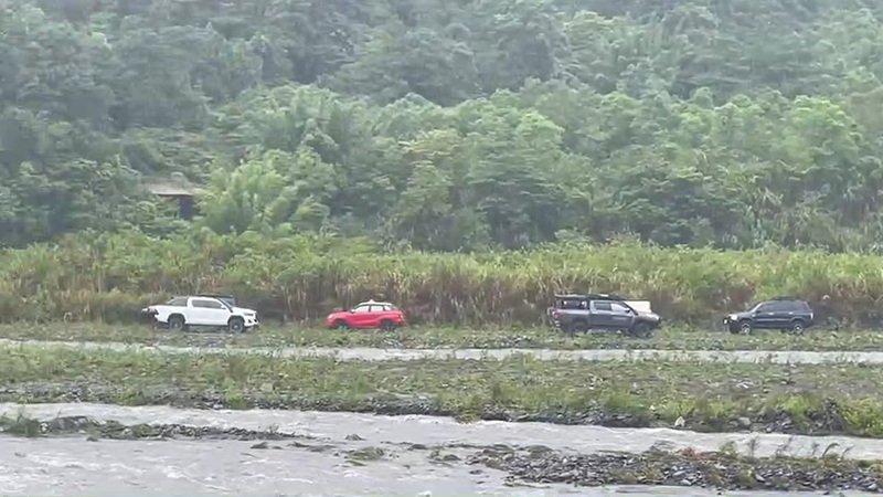 宜蘭清水地熱溪水暴漲 27車66人一度受困
