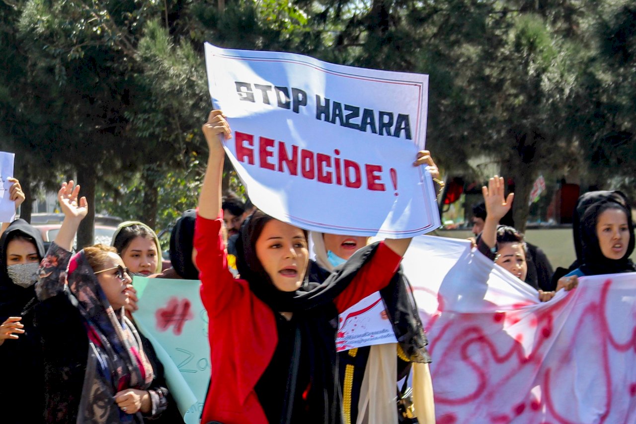 喀布爾自殺攻擊增至35死 婦女抗議種族滅絕