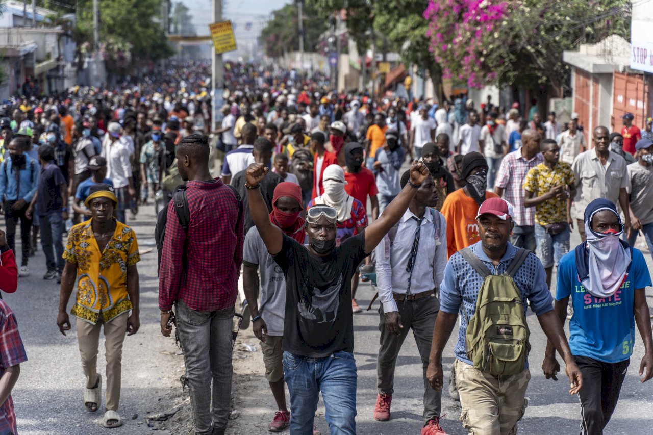 海地數千人抗議燃料飆漲 警方發射催淚瓦斯驅散