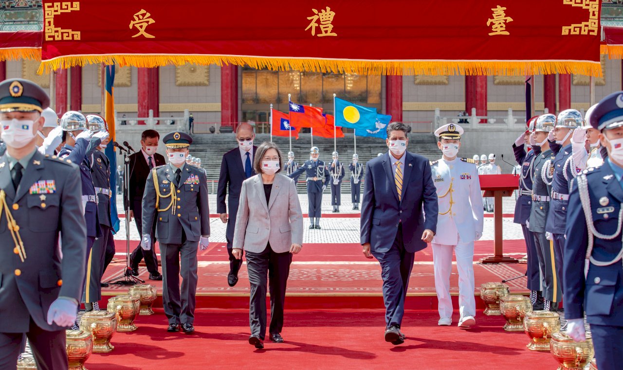 帛琉總統惠恕仁接受軍禮歡迎 強調堅定支持台灣
