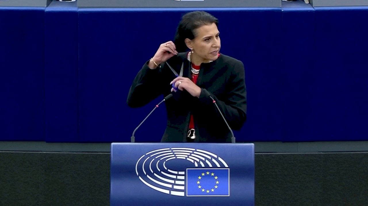 聲援伊朗女性 歐洲議員和法國女星響應剪髮運動