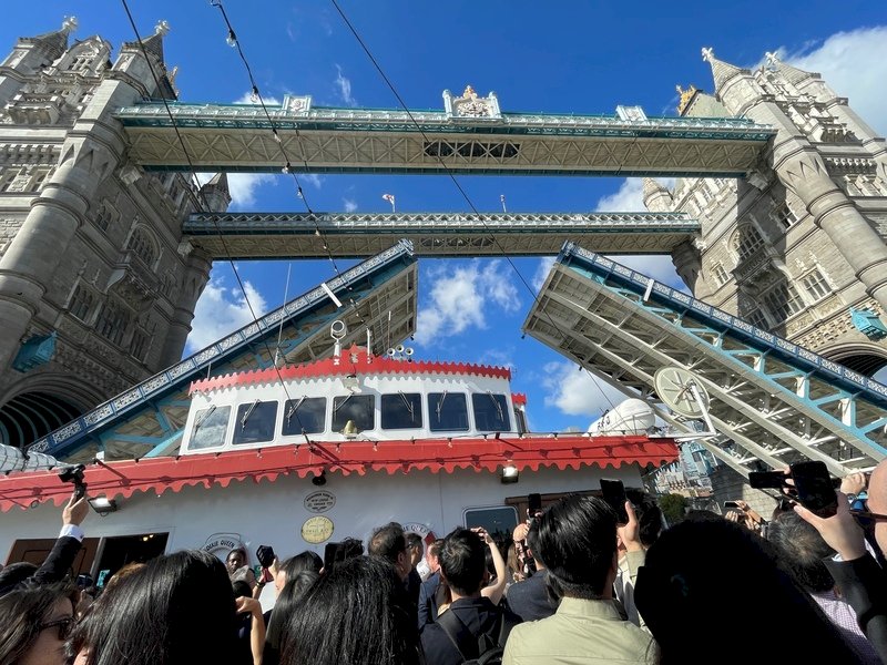 英國僑民慶雙十遊泰晤士河 倫敦塔橋為台灣而開
