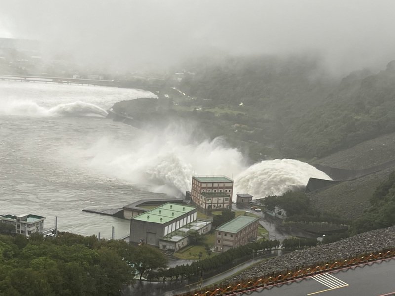 尼莎颱風挾雨而來 石門水庫上午洩洪