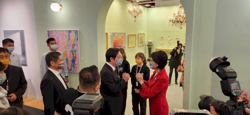賴清德參觀台北國際藝術博覽會 白嘉莉親迎