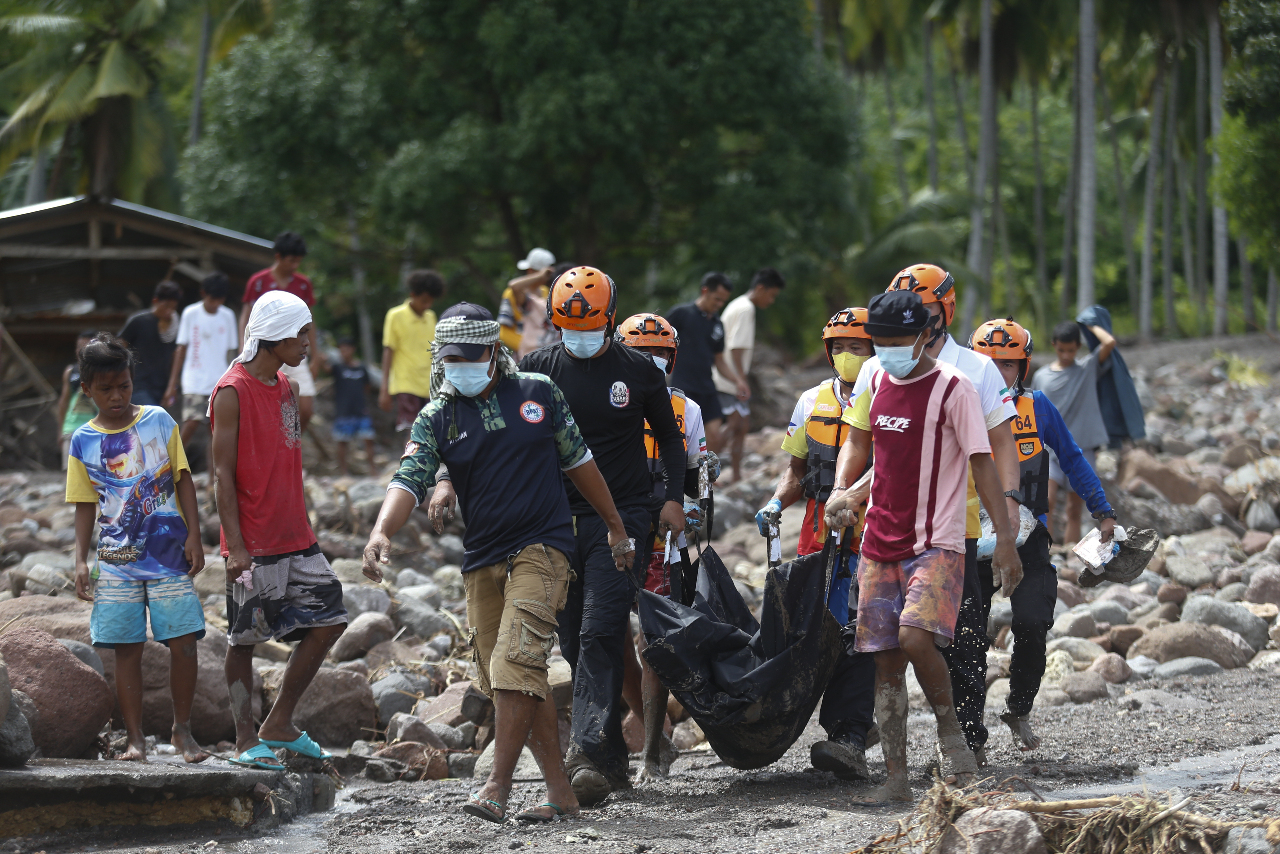 颱風奈格暴雨釀重災 菲南100多戶遭埋未尋獲遺體