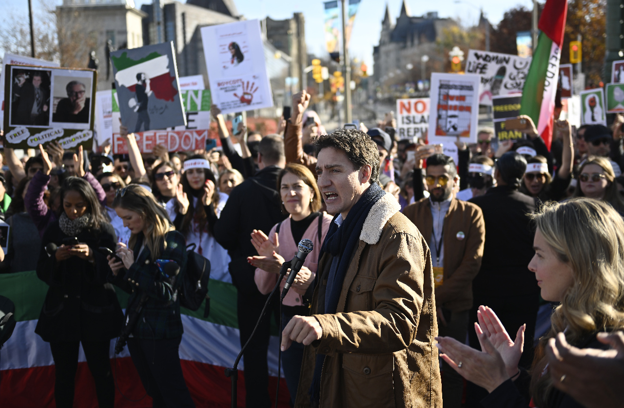 加拿大挺伊朗「頭巾革命」 總理夫婦現身遊行人群