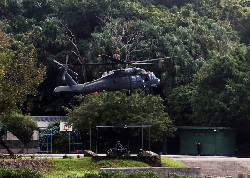 特戰兵力7日演練搭黑鷹直升機增援淡水河口