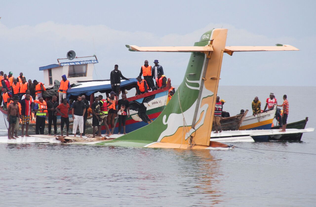 坦尚尼亞客機墜湖26人獲救3死 持續搜尋生還者
