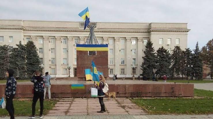 俄稱完成赫爾松撤軍 赫爾松市升起烏克蘭國旗