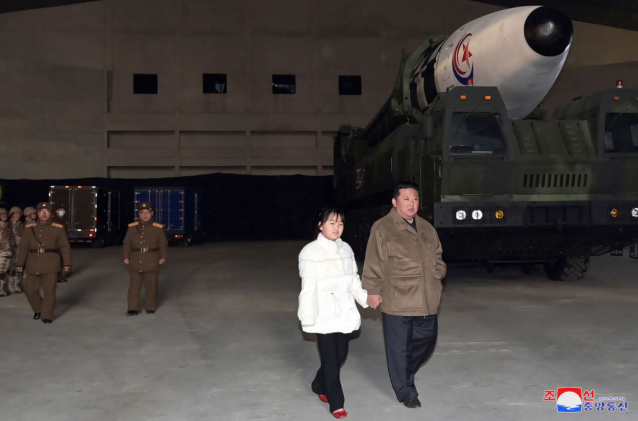 金正恩與女兒視察飛彈試射 宣示以核武回應威脅
