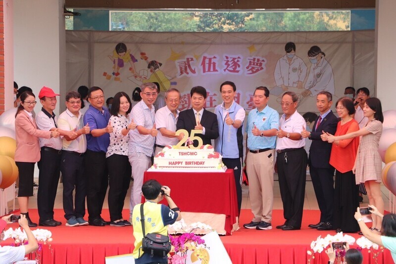 胡志明市台灣學校25歲 上千師生人體排字慶生