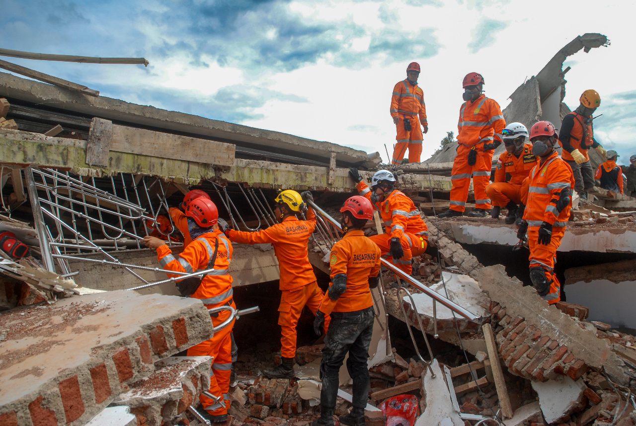 埋在地震瓦礫堆下2天 印尼6歲男童奇蹟生還