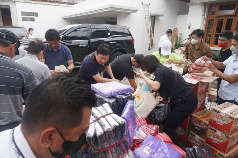 印尼強震後伸援 台商組團長途跋涉赴偏遠災區