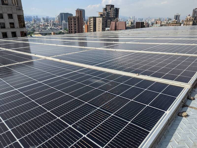 太陽能光電系統可安裝於頂樓等閒置空間。中央社記者張雄風攝  111年11月29日 (圖：中央社)