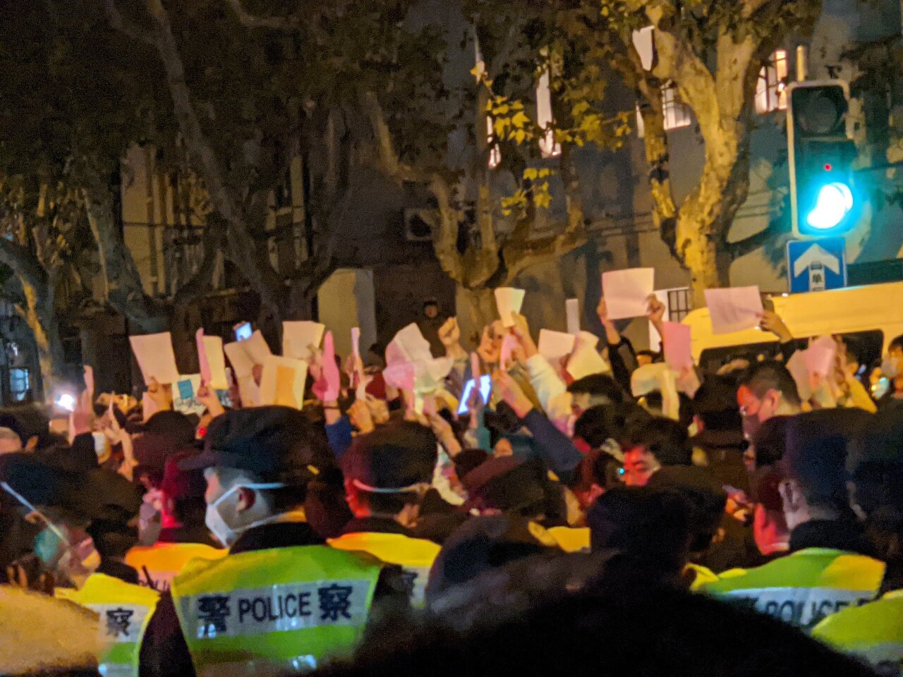 12月起開放民眾在戶外免戴口罩   中共為滅白紙革命軟硬兼施  北京仍高喊爭取言論自由