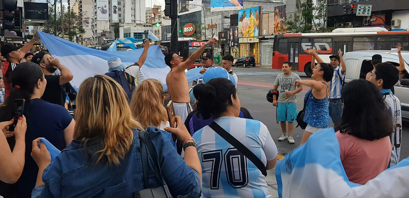 世界盃／挺進16強 阿根廷球迷嗨唱「足球神曲」