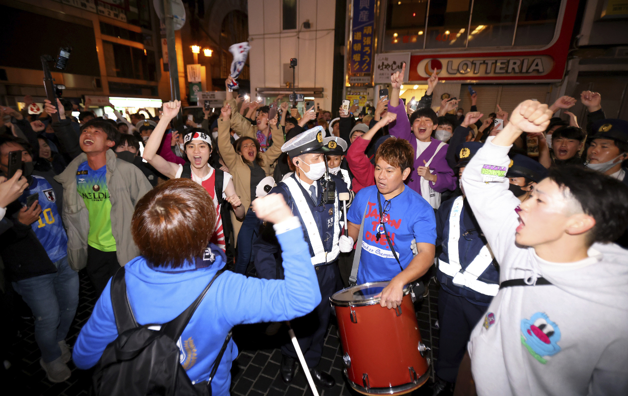 世界盃／日本再現「杜哈奇蹟」晉級16強 全民開心慶賀
