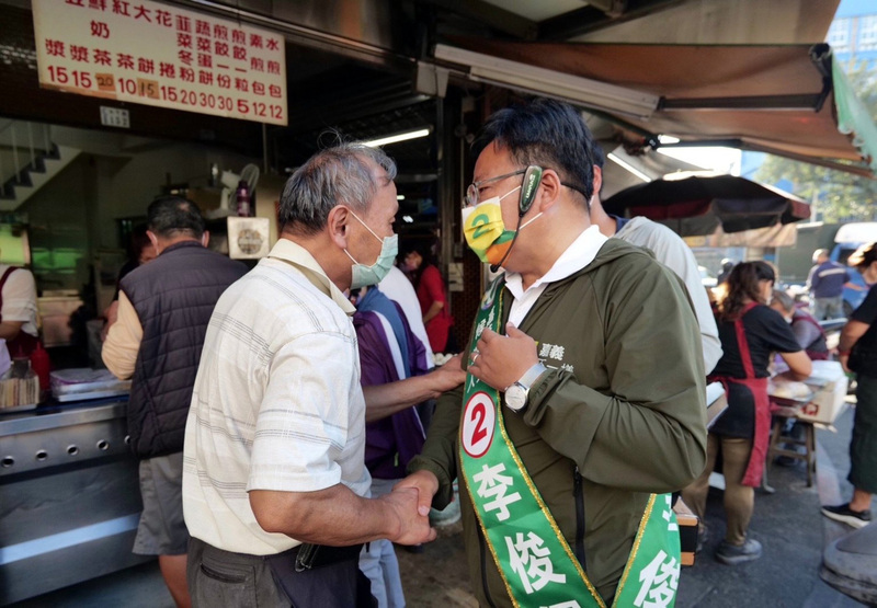 李俊俋傳統市場掃街拜票 黃敏惠辦晚會拉抬聲勢