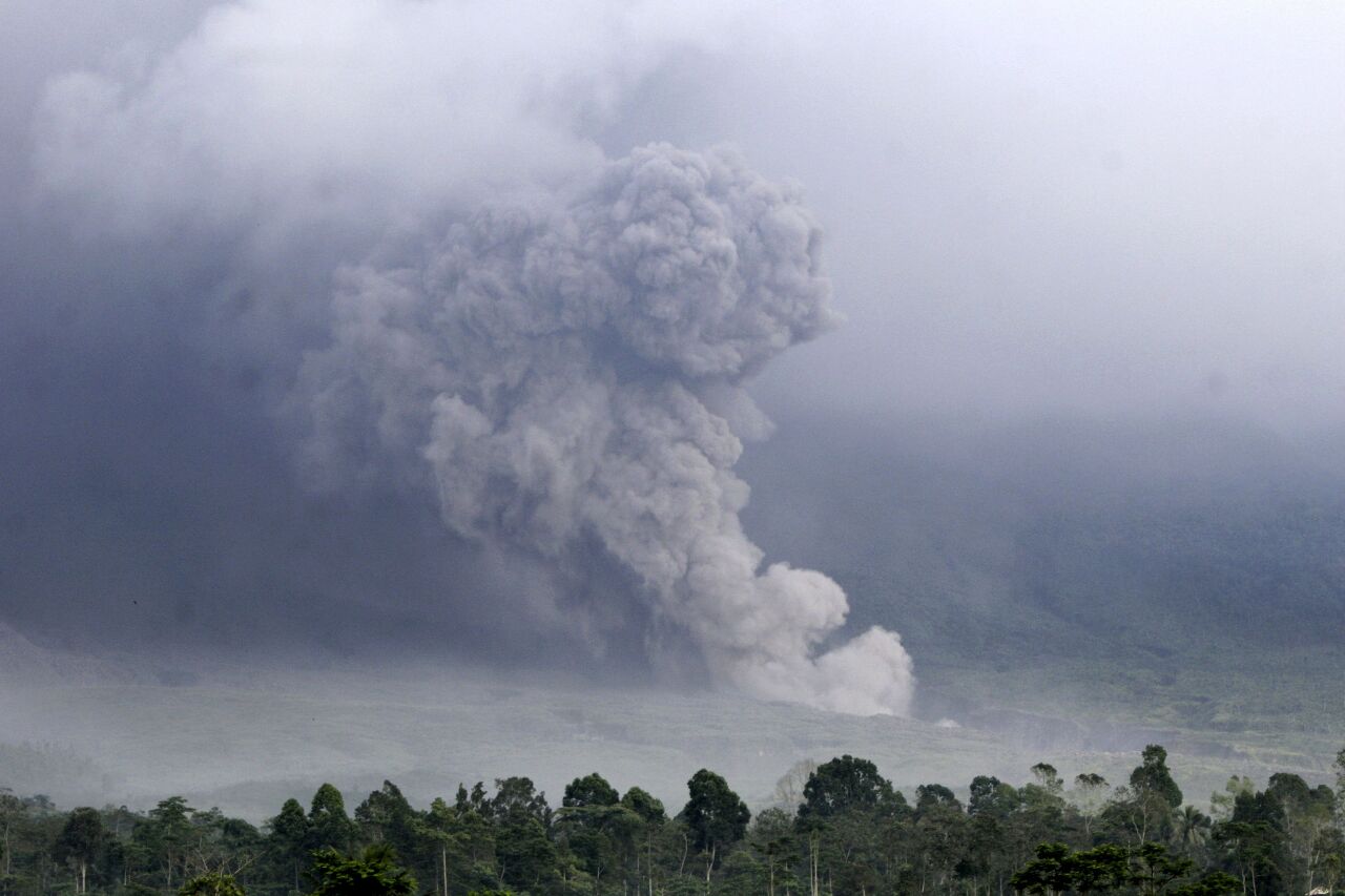 印尼塞梅魯火山噴發 警戒調升至最高級