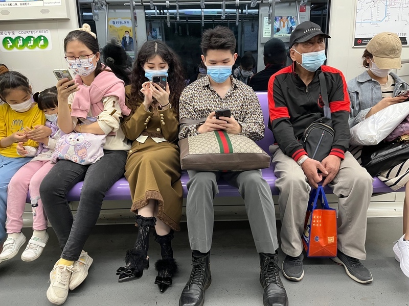 中國發布新指引 搭乘公共交通不強制佩戴口罩