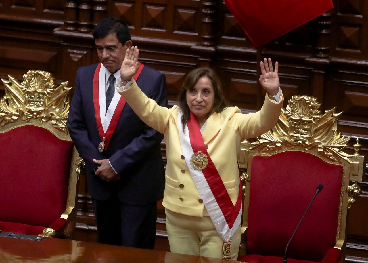 祕魯總統想解散國會被捕 副總統就任首位女性領袖