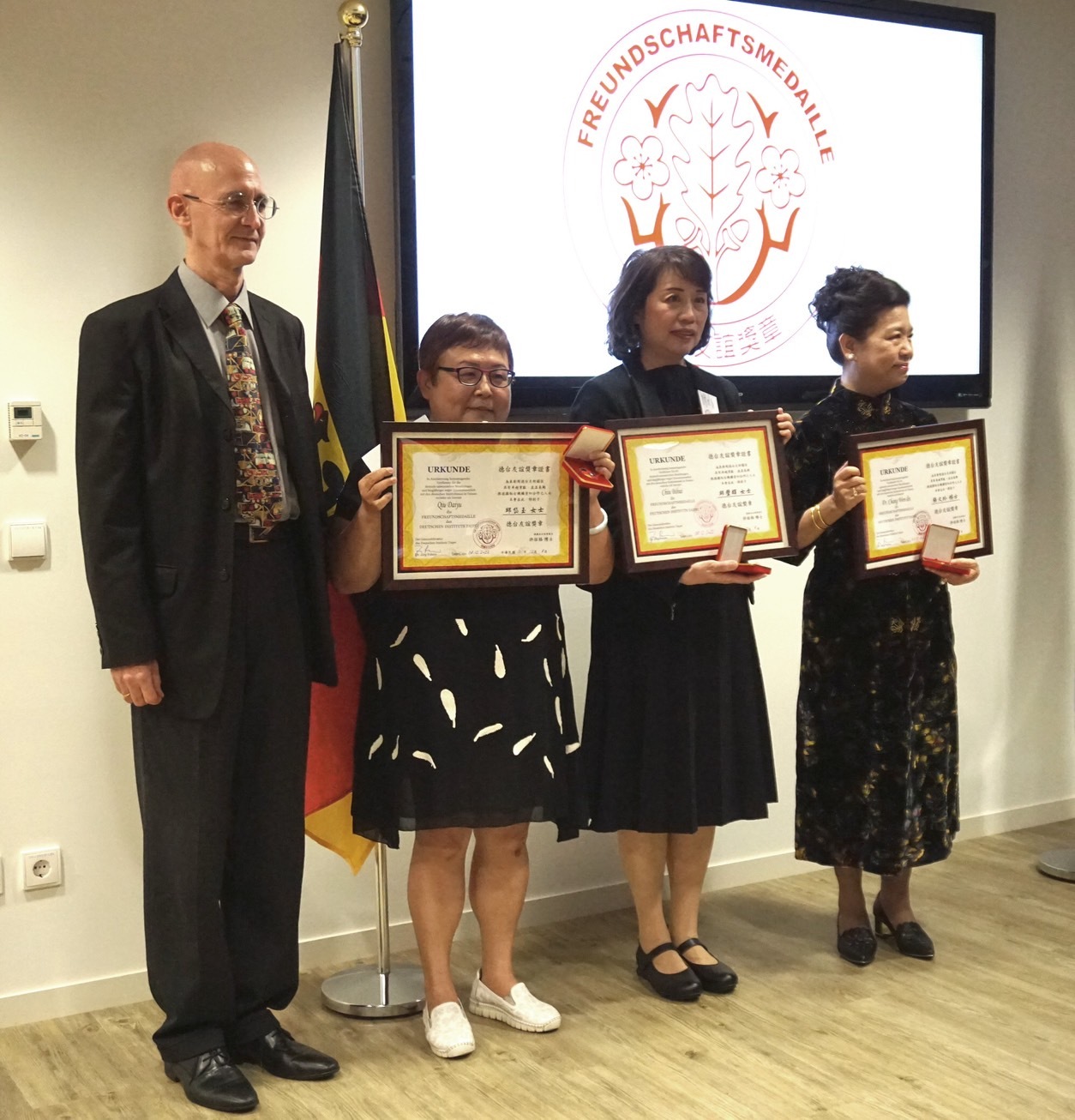 德國在台協會頒贈友誼獎章 央廣德語召集人邱璧輝獲獎