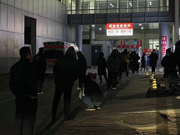 中國解封卻沒配套 民眾擠爆發熱門診癱瘓急救