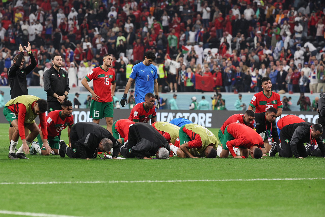 世界盃／輸法國無緣爭冠 摩洛哥全隊跪謝球迷照瘋傳