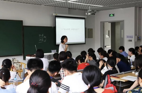 中國南開大學講師挺白紙運動學生 遭校方強送精神病院