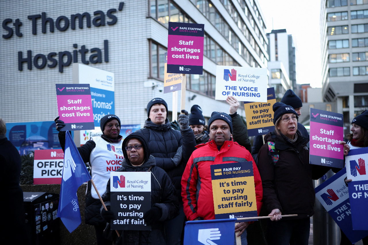 英國護理師空前大罷工 抗議薪資不足人力短缺