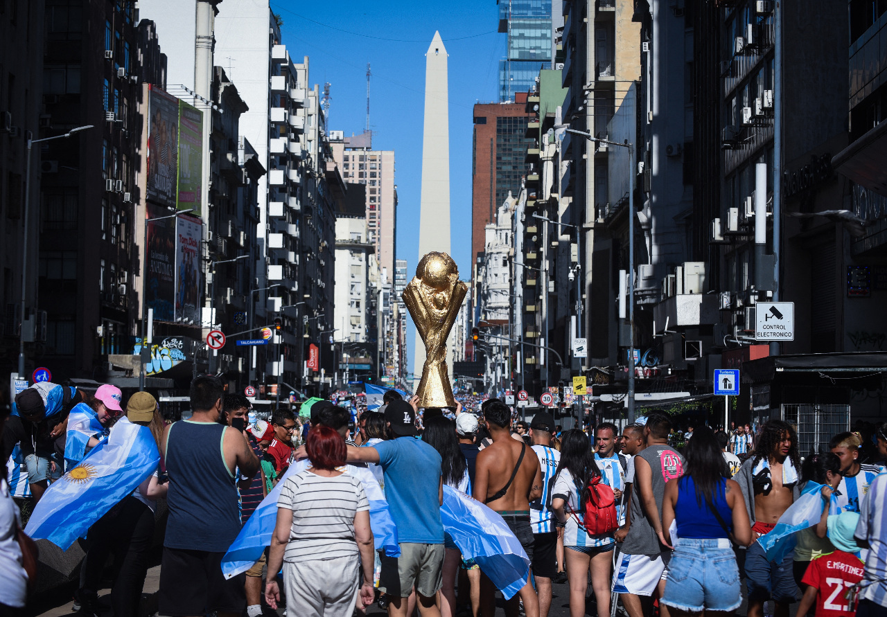 阿根廷球迷擠爆首都 梅西與隊友改搭直升機遊行