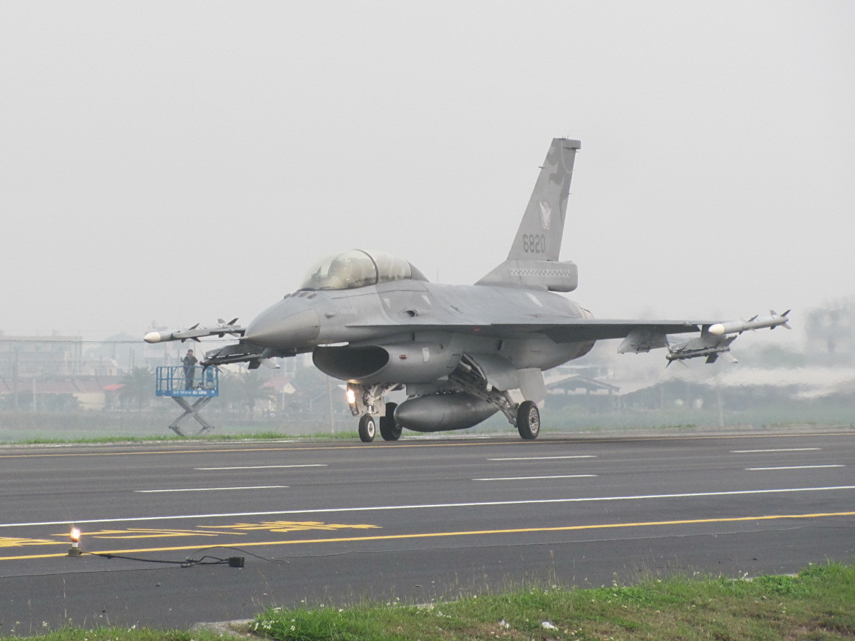 F-16戰機發電機燈號異常 轉降清泉崗人機均安