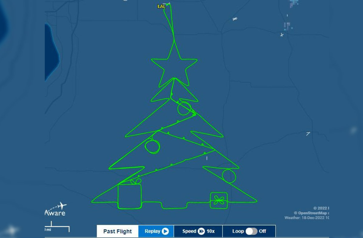 空中「畫」出耶誕樹 美飛行員用飛行軌跡送祝福