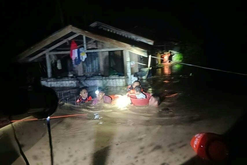 菲律賓耶誕假期水災 逾4萬人被迫撤離