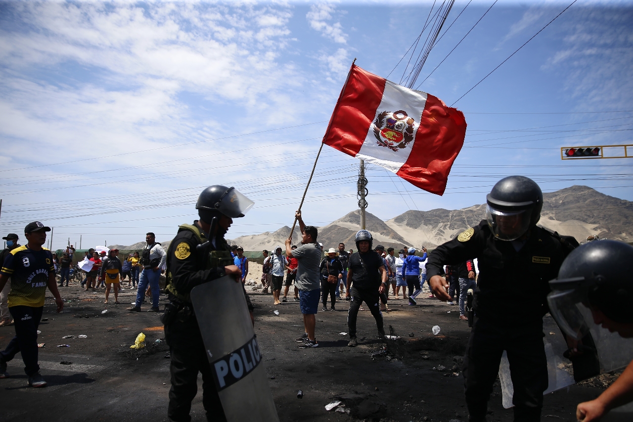 祕魯示威者挑戰緊急狀態令 總理呼籲對話