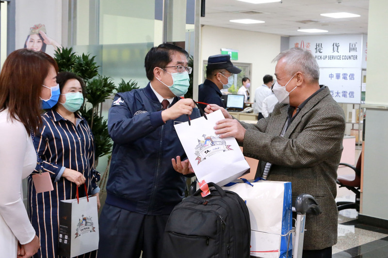疫情解封越捷復航 台南機場喜迎首班國際航機