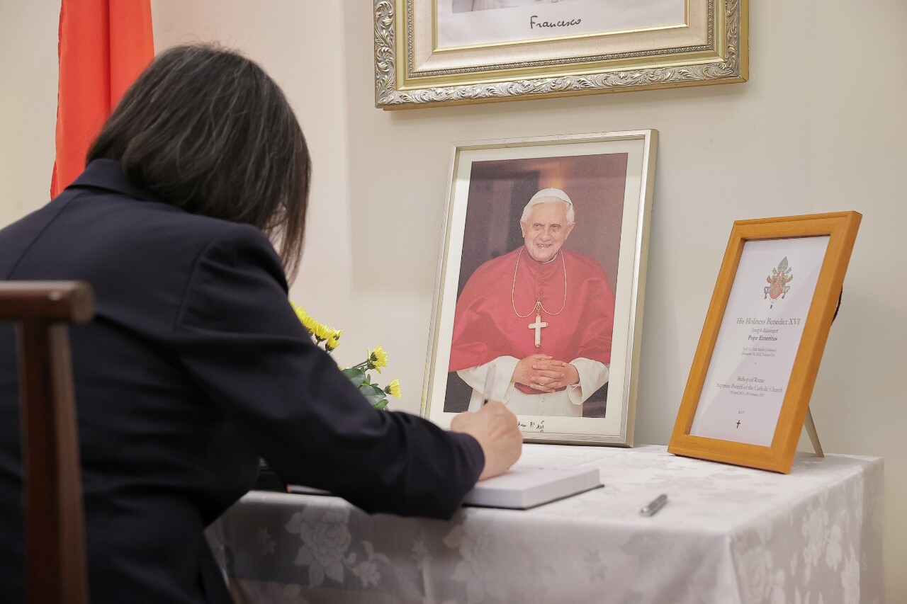 總統向榮休教宗本篤十六世致哀