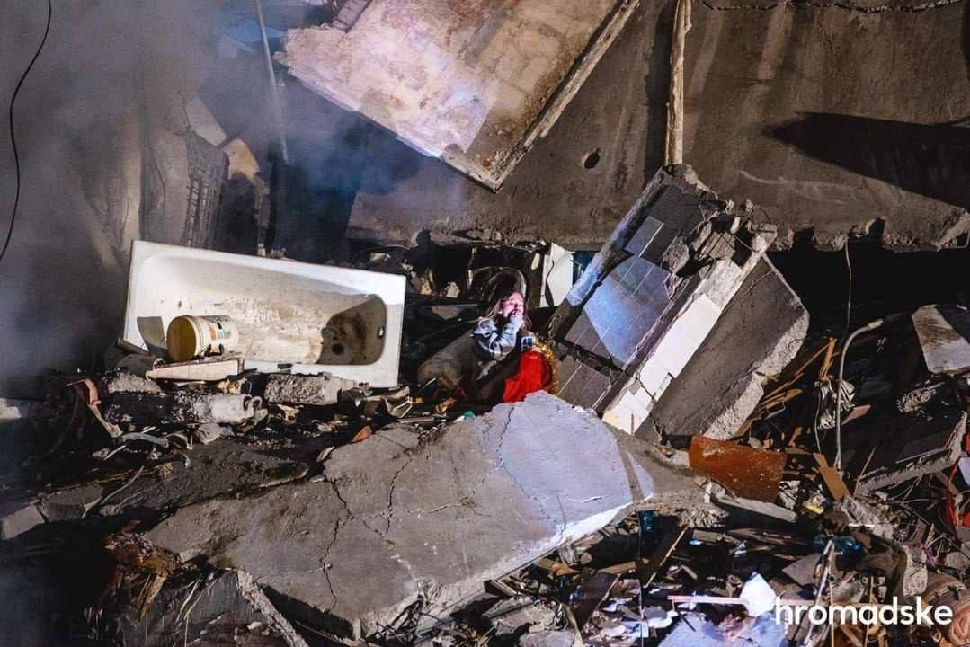 俄彈襲烏東公寓21死 倖存女癱坐瓦礫堆照震驚國際