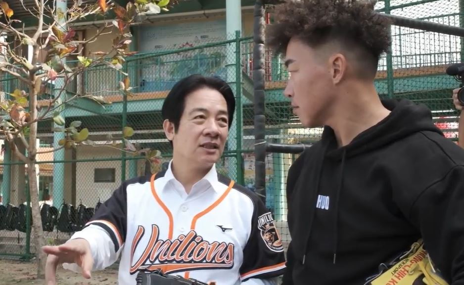 賴清德與郭泓志造訪白河國小棒球隊 站上投手丘重溫棒球夢