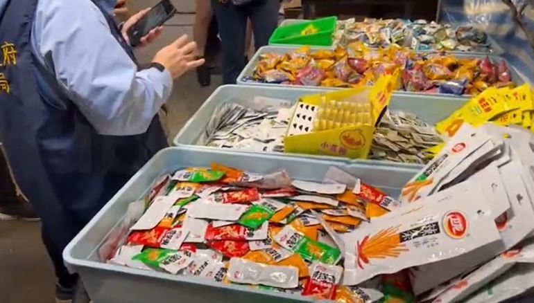高雄攤商販售違規中國零食  衛生局開罰