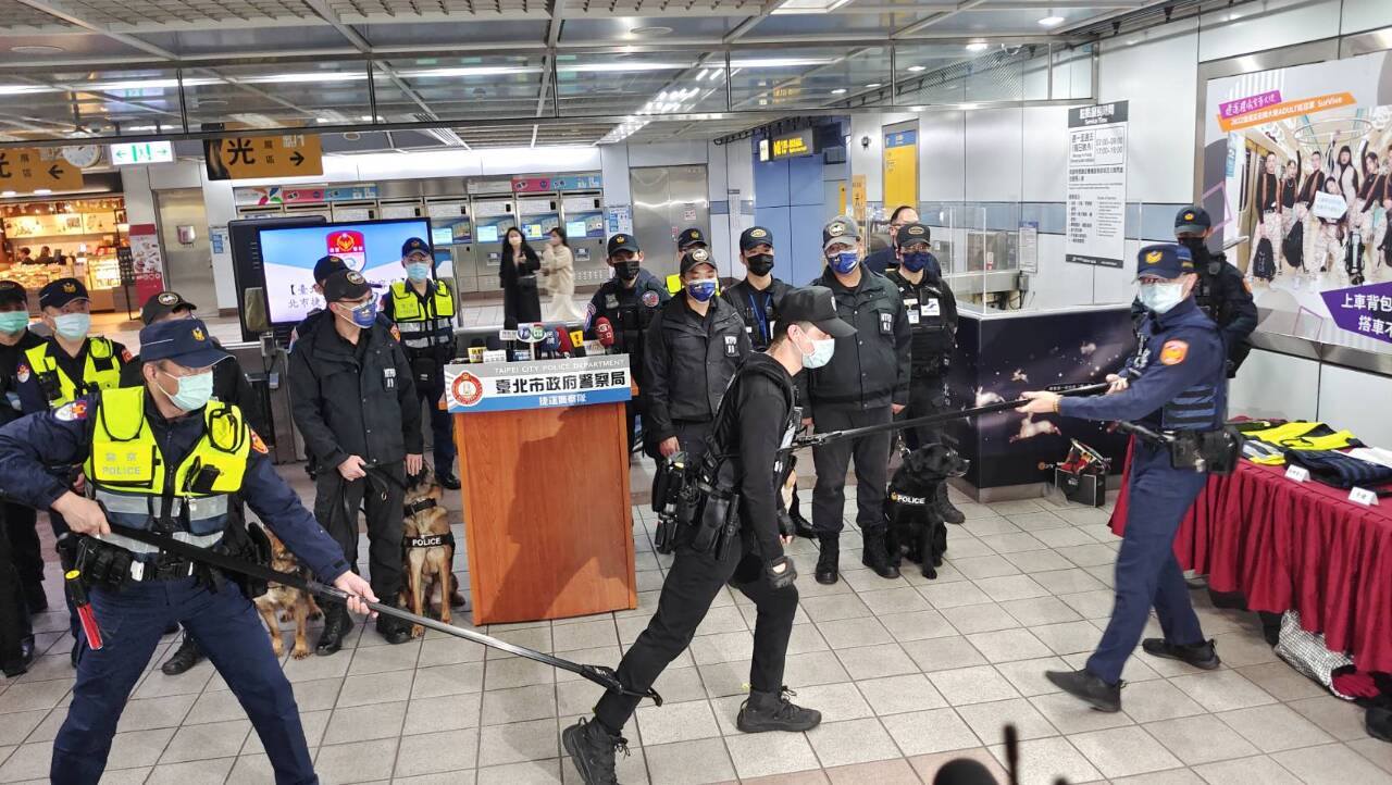 台灣燈會試營運 北捷警察請來偵爆犬、反恐警力維安