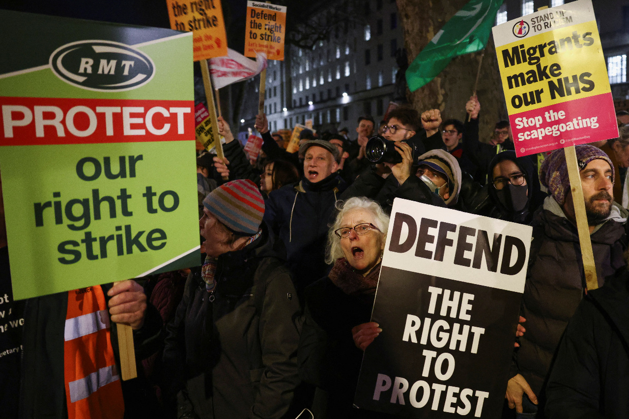 10年來最大罷工 英國50萬老師、公務員上街頭