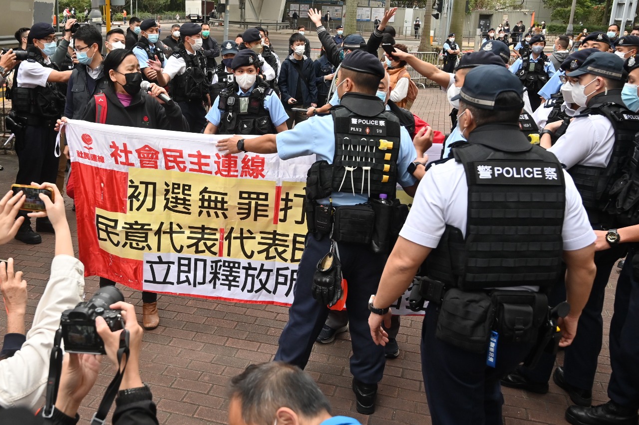香港民主派初選案開審 場外爆發罕見抗議