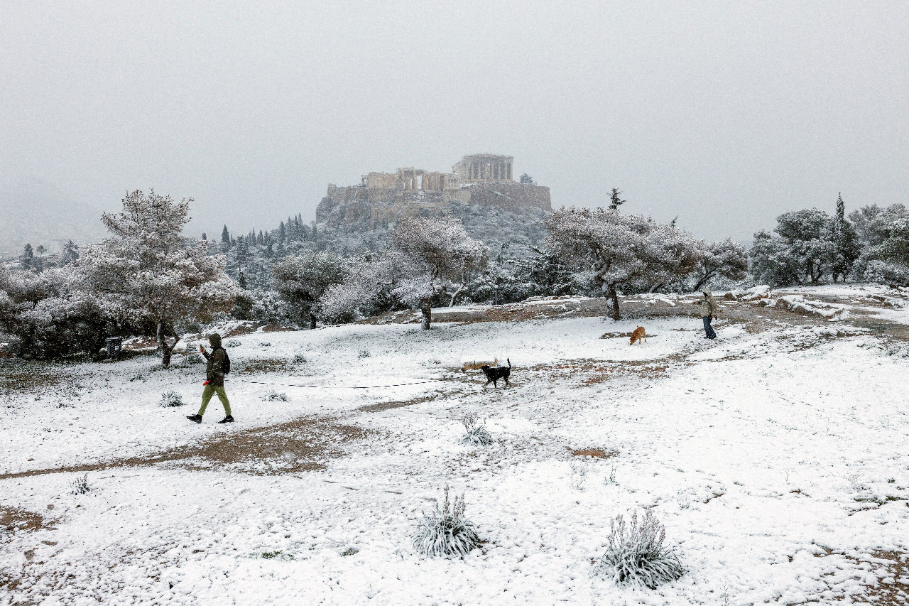 風暴為雅典帶來大雪 嚴重影響交通和電力供應