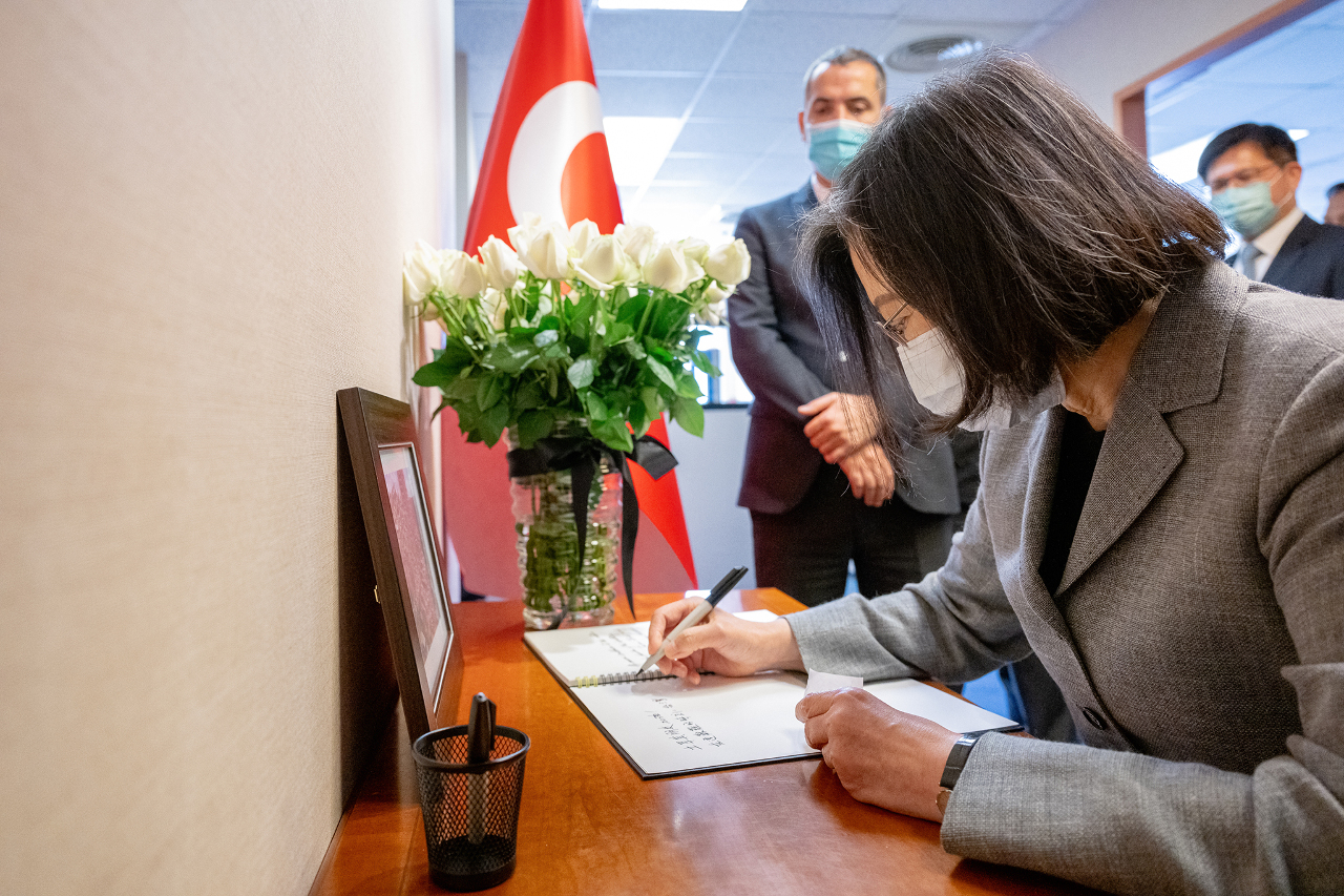 總統赴土耳其駐台辦事處慰問 寫下「台灣與土耳其同在」