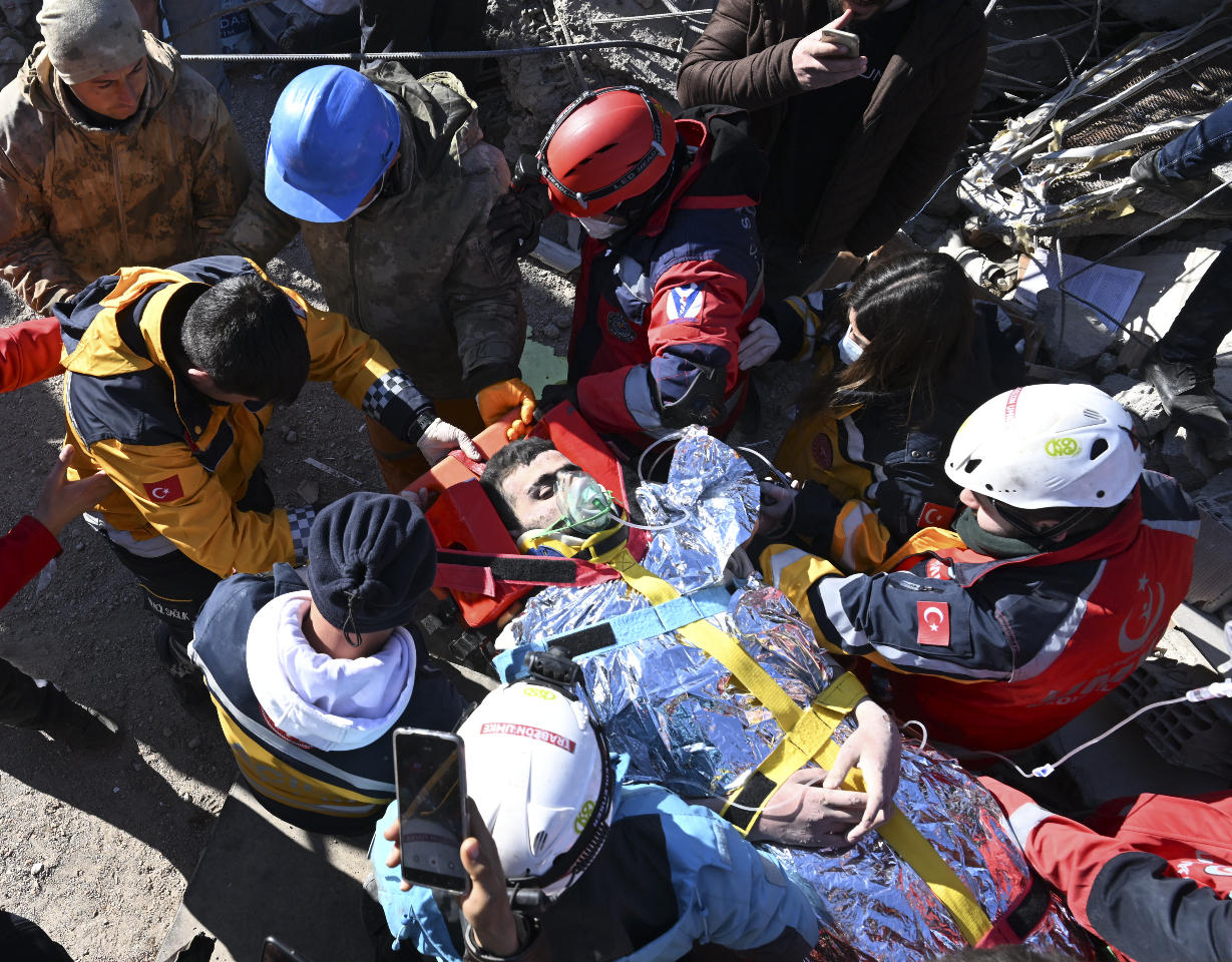 地震198小時再3人獲救 救災重點轉向生還者
