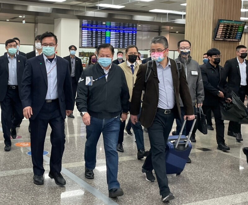 上海代表團抵台參與燈會 獨派統派機場表訴求