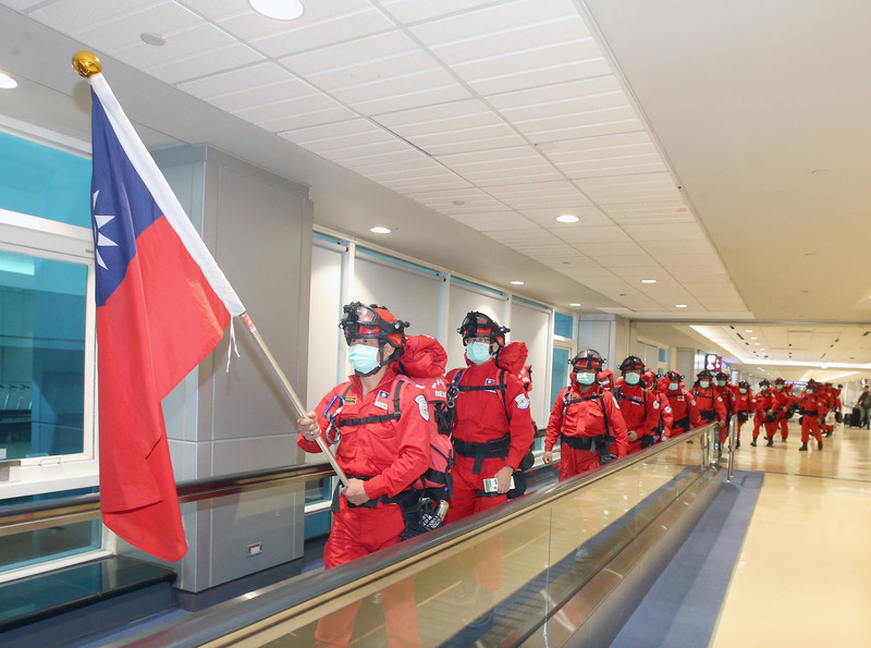 中華搜救總隊土耳其救災歸國 旅客鼓掌歡迎