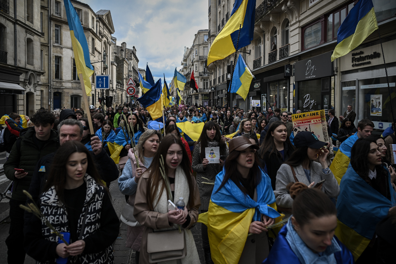 為烏克蘭挺身而出 德法抗議者無懼寒冬示威